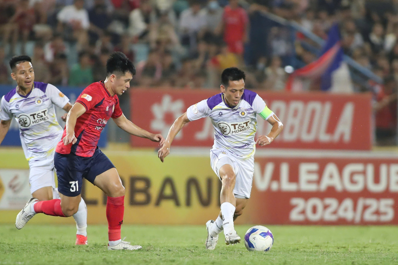 Cuộc đua ở V-League ngày càng giàu sức cạnh tranh và khó đoán với những tay chơi mới và cũ đều giàu tham vọng và quan hệ. Cuộc đua ở V-League ngày càng giàu sức cạnh tranh và khó đoán với những tay chơi mới và cũ đều giàu tham vọng và quan hệ.
