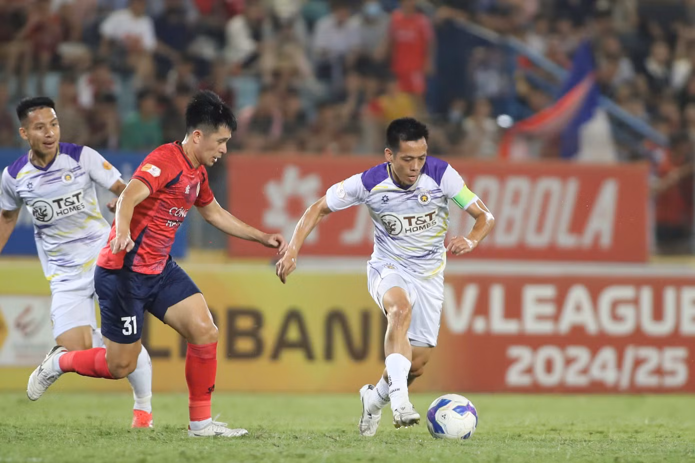 Cuộc đua ở V-League ngày càng giàu sức cạnh tranh và khó đoán với những tay chơi mới và cũ đều giàu tham vọng và quan hệ.