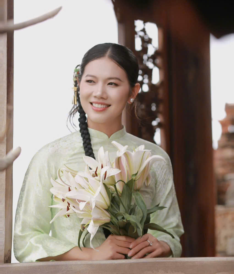 Nàng &quot;tiểu tiên cá&quot; dịu dàng trong trang phục áo dài truyền thống ngày Tết. (ảnh FBNV)