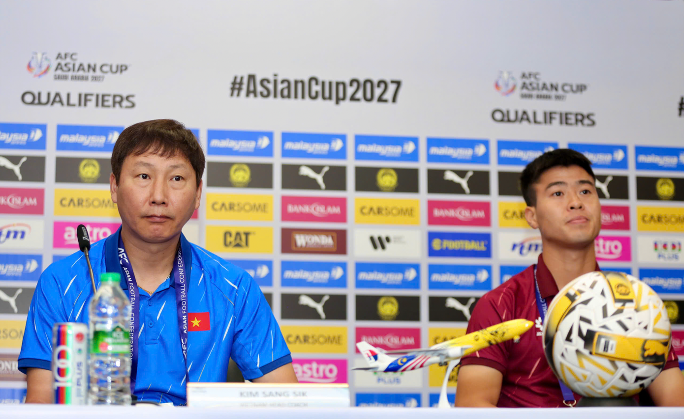 HLV Kim Sang-sik và trung vệ Duy Mạnh tại cuộc họp báo ở Kuala Lumpur sáng 9/6 (ảnh Hữu Phạm) HLV Kim Sang-sik và trung vệ Duy Mạnh tại cuộc họp báo ở Kuala Lumpur sáng 9/6 (ảnh Hữu Phạm)