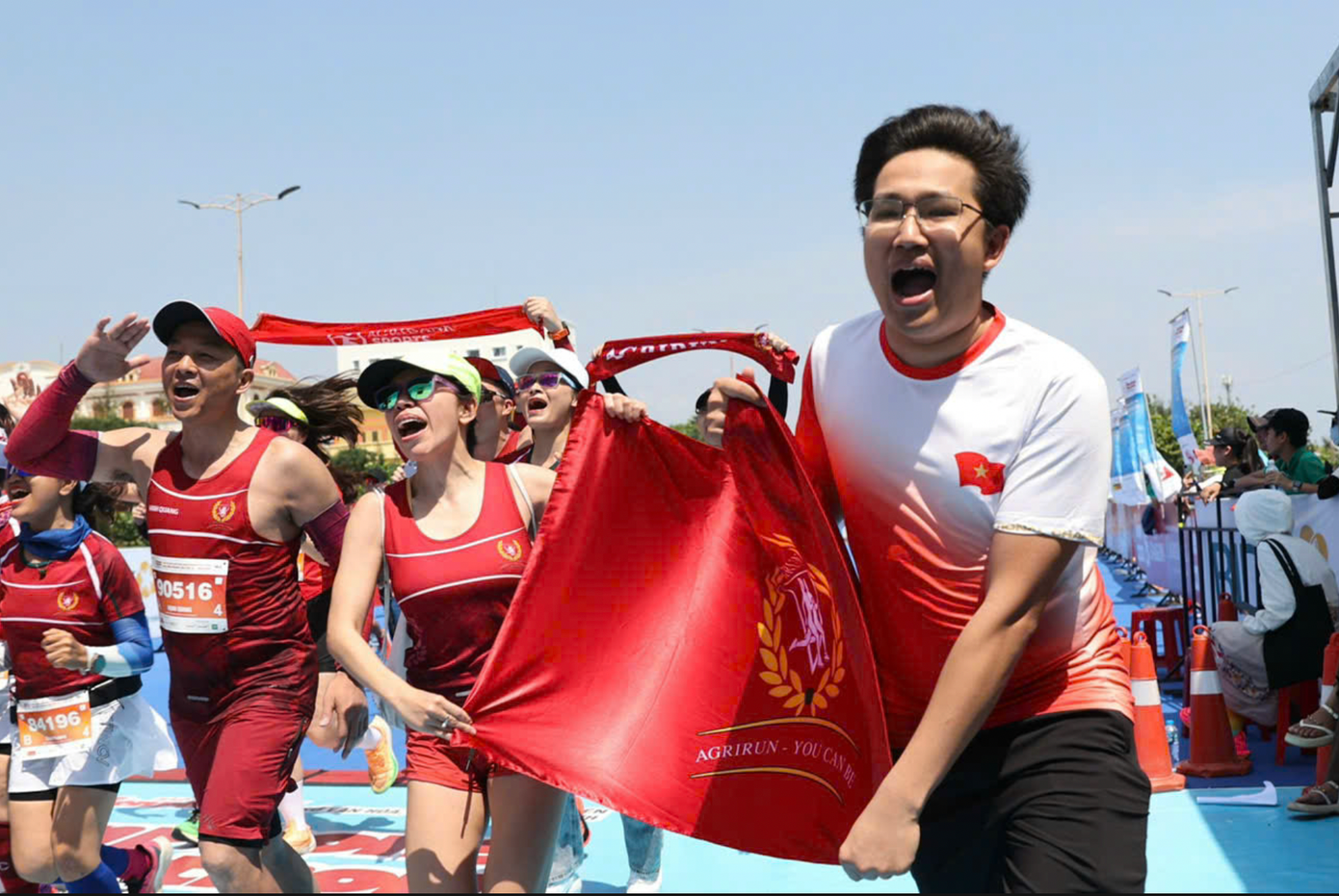 Chạy đua cùng "elite" luôn tạo nên cảm hứng lớn với các VĐV phong trào. Chạy đua cùng "elite" luôn tạo nên cảm hứng lớn với các VĐV phong trào.