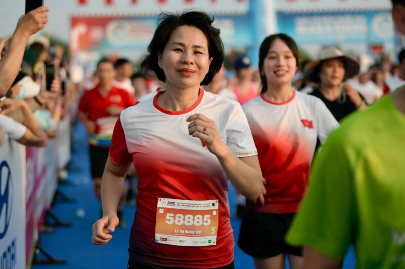 Cục phó Cục TDTT Lê Thị Hoàng Yến trong màu áo của Tiền Phong Marathon. Cục phó Cục TDTT Lê Thị Hoàng Yến trong màu áo của Tiền Phong Marathon.
