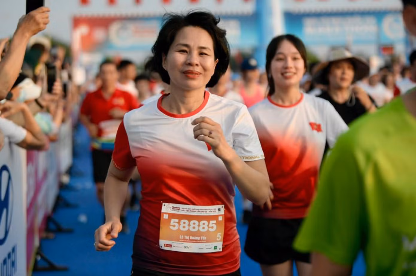 Cục phó Cục TDTT Lê Thị Hoàng Yến trong màu áo của Tiền Phong Marathon.