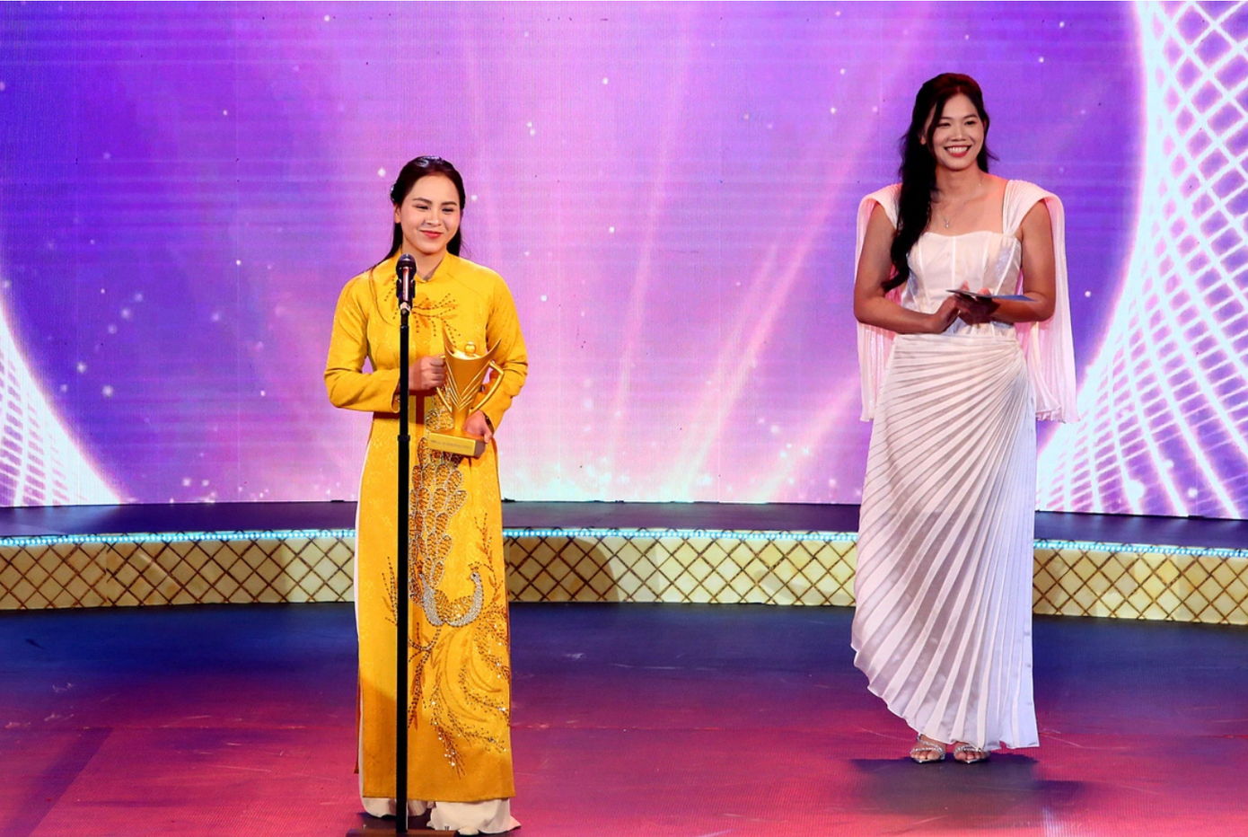 Xạ thủ Trịnh Thu Vinh là gương mặt hiếm hoi của thể thao Việt Nam có màn thể hiện tốt ở Olympic Paris 2024. Cô chia sẻ phần thưởng là động lực lớn để cô tiếp tục phấn đấu, cống hiến cho thể thao. Giải thưởng VĐV nam của năm thuộc về Trần Quyết Chiến.