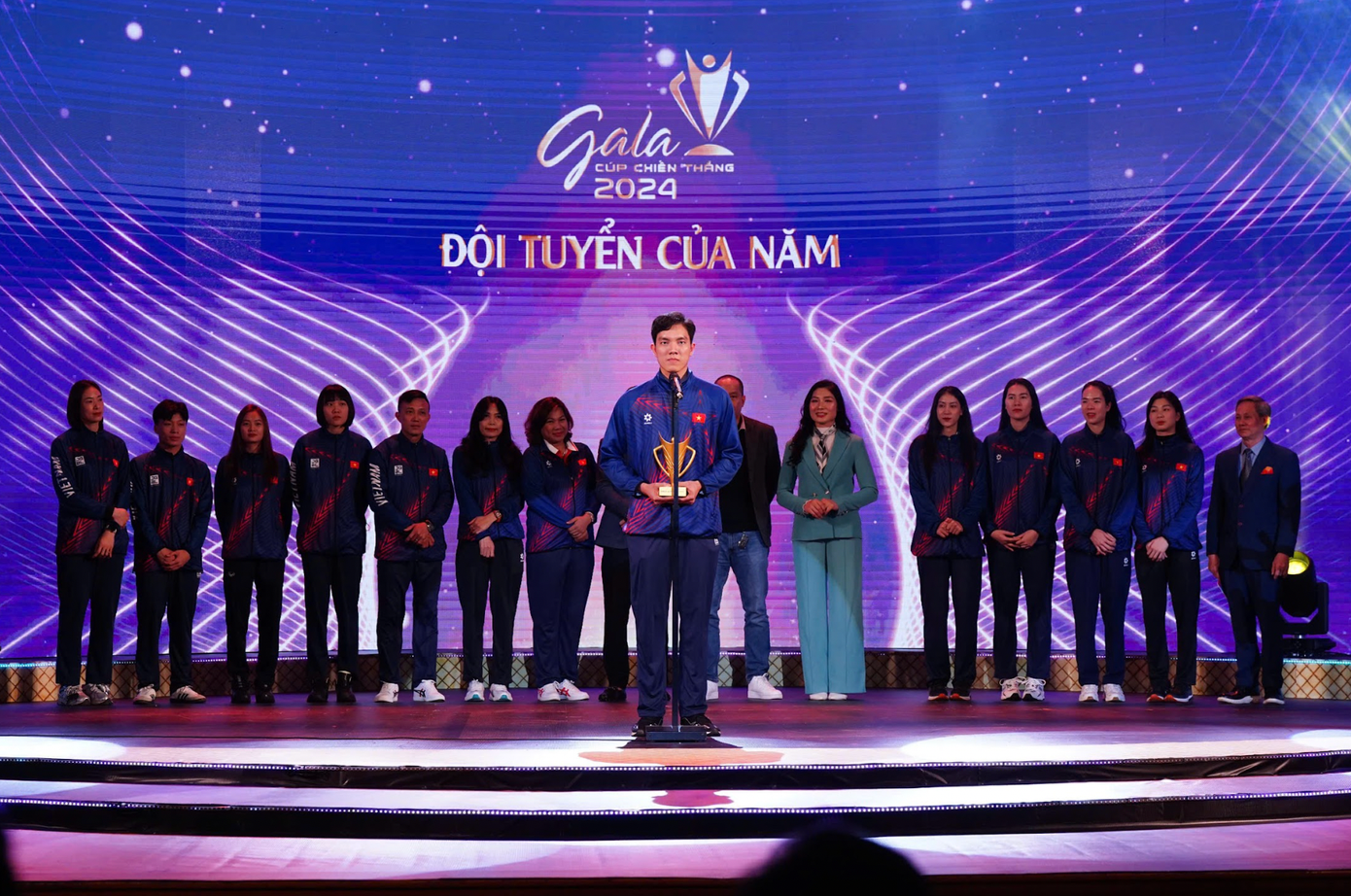 Cúp chiến thắng khẳng định được giá trị với thể thao Việt Nam khi Hội đồng bầu chọn là các chuyên gia, nhà báo có uy tín, am hiểu về thể thao. Trong hình là giải thưởng đội tuyển của năm, thuộc về đội bóng chuyền nữ với thành tích vô địch giải cấp độ châu lục AVC Challenger Cup, đoạt hạng ba giải thế giới FIVB Challenger Cup, giành suất dự tranh giải VĐTG 2025.