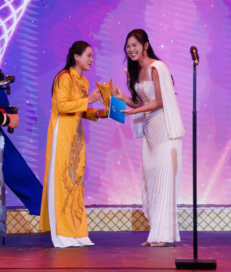 Cô năm nay xuất hiện với tư cách khách mời, trao phần thưởng VĐV của năm cho xạ thủ Trịnh Thu Vinh. Ánh Viên nhận được tràng vỗ tay tán thưởng nhiệt liệt của khán giả có mặt tại Gala khi xuất hiện. Trong lịch sử, Ánh Viên từng thống trị đường đua xanh Đông Nam Á ở các kỳ SEA Games, được công chúng đặc biệt yêu mến.