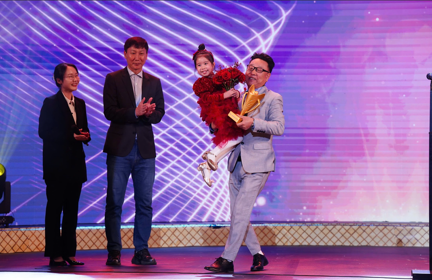 Khán phòng Gala Cúp chiến thắng bất ngờ với sự xuất hiện của HLV Kim Sang-sik. Đứng cùng ông trên bục trao giải là chuyên gia bắn súng Park Chung-gun, người có nhiều cống hiến cho bắn súng Việt Nam. Ông được trao giải chuyên gia nước ngoài của năm, phần thưởng xứng đáng với những năm ông Park gắn bó với môn bắn súng.