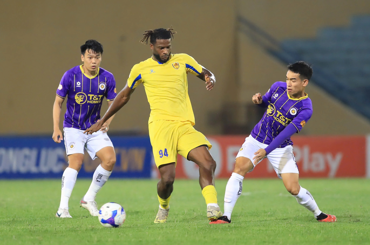 Ba điểm trước Quảng Nam giúp CLB Hà Nội duy trì cuộc đua vô địch V-League với Nam Định và Thể Công Viettel.