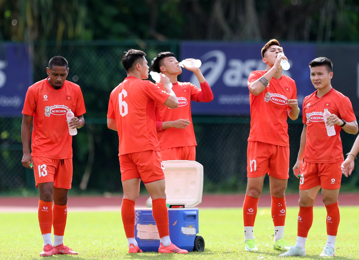 Thời tiết nắng nóng tại Malaysia khiến các cầu thủ khá háo nước và mệt. Đội tuyển Việt Nam dù vậy vẫn tập luyện rất chăm chỉ và nỗ lực.