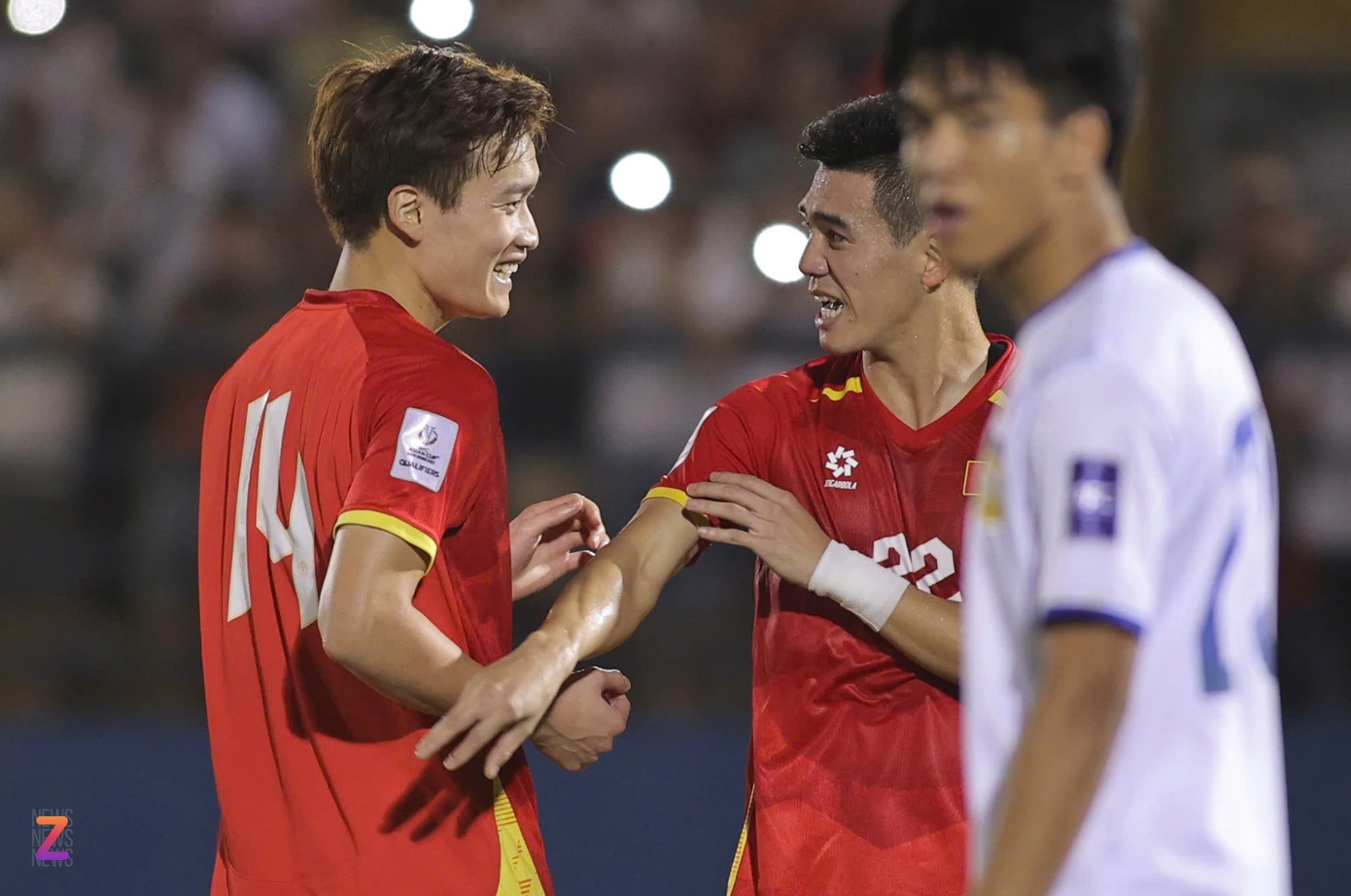 Hoàng Đức có thể định đoạt trận đấu bằng những pha dứt điểm từ xa giàu kỹ thuật và uy lực