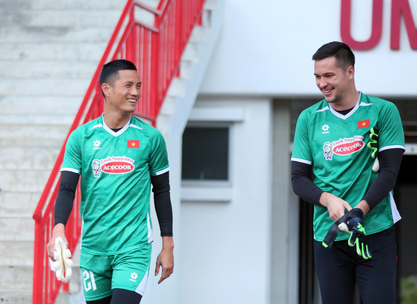 Hai thủ môn Nguyễn Filip và Đình Triệu tươi cười trước giờ tập luyện. Nguyễn Filip gần đây không có phong độ thực sự cao trong khi Đình Triệu vừa trở lại sau chấn thương.