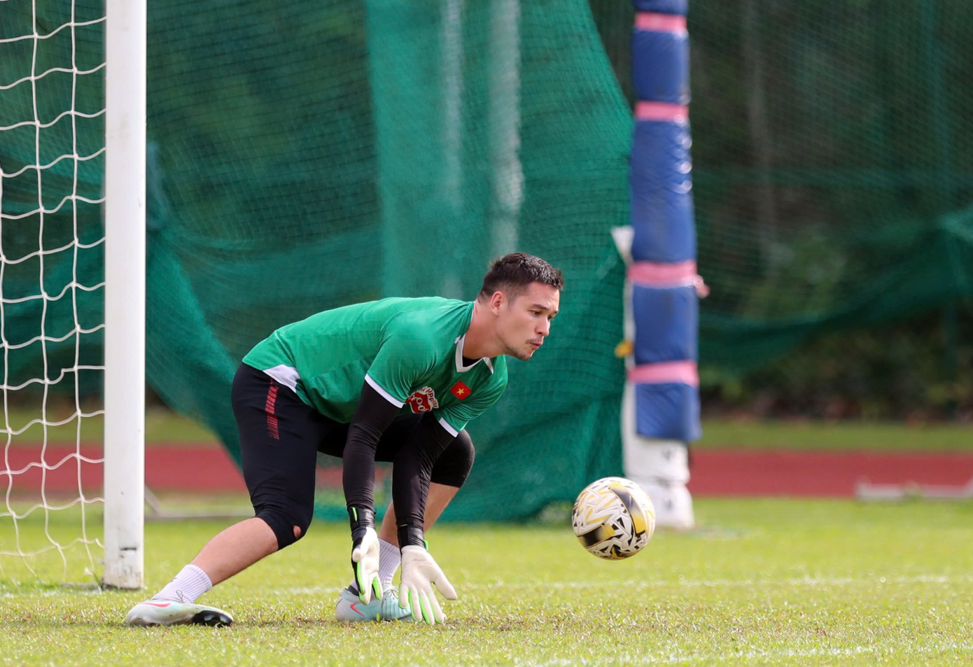 Cả hai đều tập luyện rất tích cực. Cơ hội bắt chính chỉ trao cho 1 người nên buộc Nguyễn Filip và Đình Triệu phải nỗ lực.