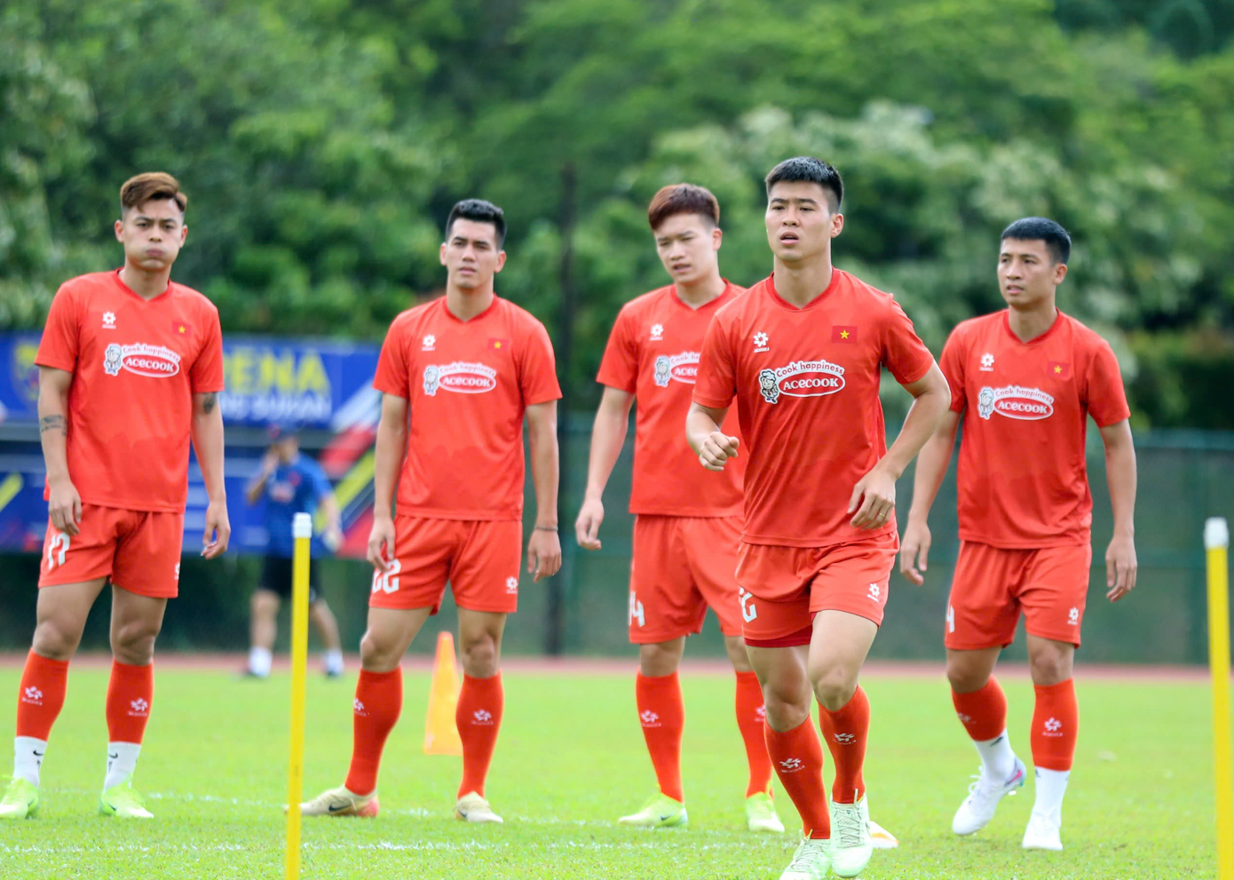 Trận đấu diễn ra trên sân vận động Bukit Jalil, được ví như &quot;chảo lửa&quot; của Malaysia. Sức ép các CĐV chủ nhà tạo ra đối với đội tuyển Việt Nam dự báo sẽ rất lớn. Để chuẩn bị, HLV Kim Sang-sik và các học trò đã sang Malaysia từ ngày 6/6.