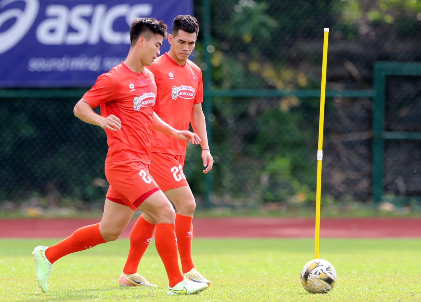 Chiều 8/6, đội tuyển Việt Nam đã có buổi tập thứ 3 tại Malaysia. Thời tiết nắng nóng không ngăn cản được không khí tập luyện tích cực của các cầu thủ. Đội tuyển Việt Nam cần có sự chuẩn bị chu đáo khi Malaysia dự báo sẽ khó lường bởi dàn cầu thủ nhập tịch triệu đô.