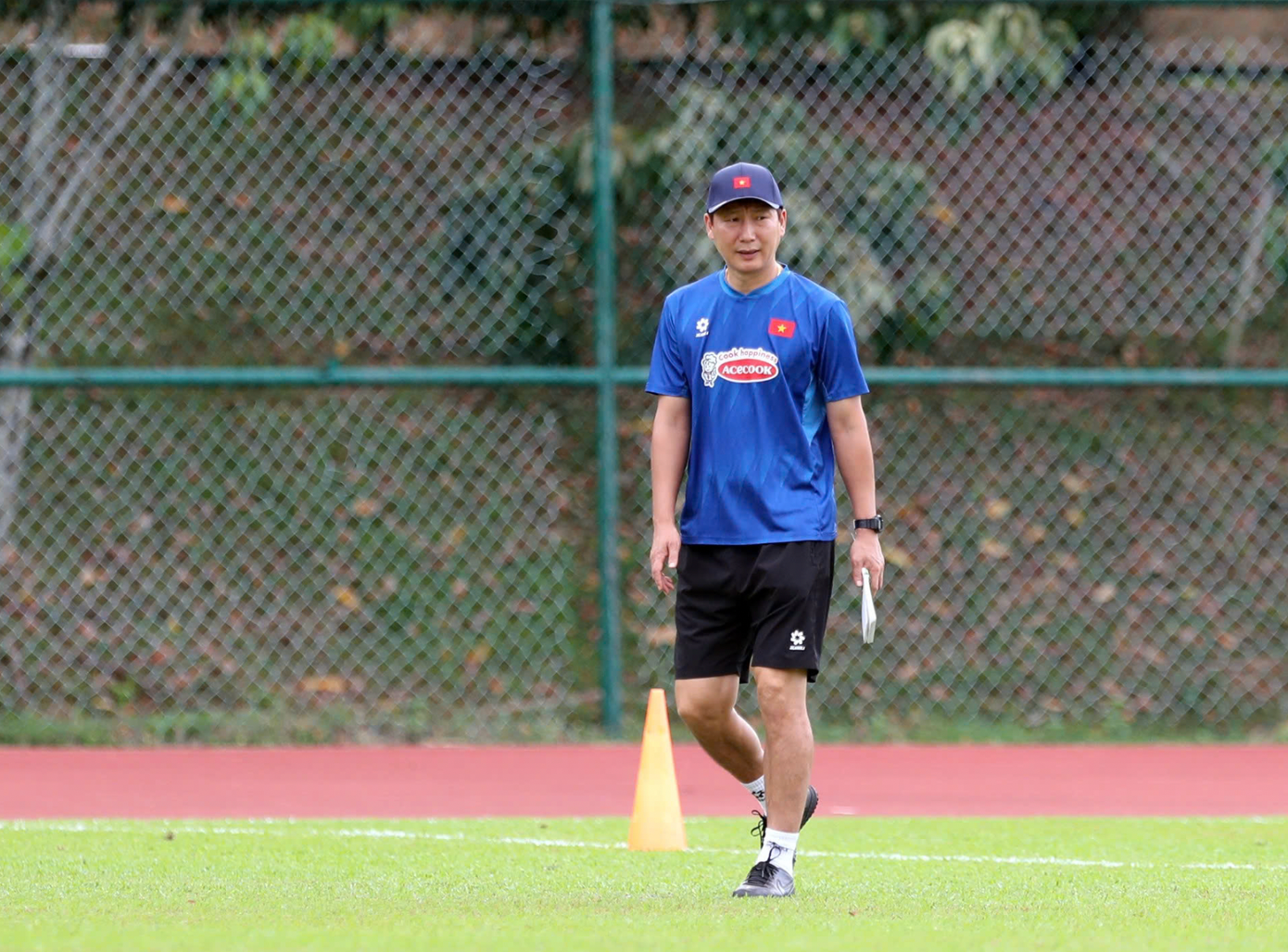 Phút ưu tư của ông Kim Sang-sik trên sân tập. Chiến thắng trước Malaysia sẽ đảm bảo cơ hội giành vé vào VCK Asian Cup 2027 của đội tuyển Việt Nam.