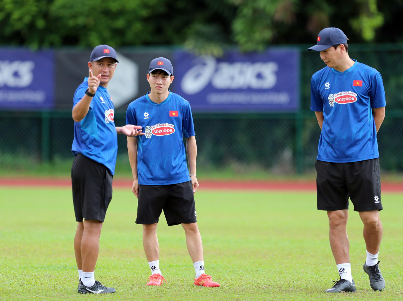 HLV Kim Sang-sik trao đổi với các trợ lý trên sân tập. Malaysia thay đổi nhiều so với ASEAN Cup 2024 khiến việc đánh giá đối thủ này để xây dựng chiến thuật trở nên khó khăn. HLV Kim Sang-sik cần một cách tiếp cận thận trọng để đảm bảo đội tuyển Việt Nam giành kết quả tốt.