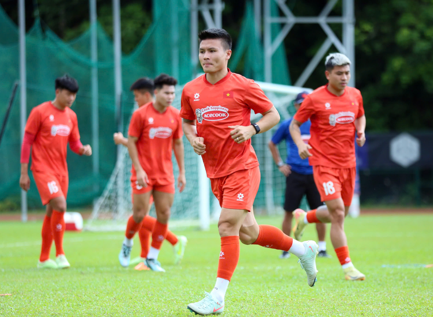 HLV Kim Sang-sik cần sự trở lại của tiền vệ Nguyễn Quang Hải. Anh được HLV Park Hang-seo đánh giá là tiền vệ tấn công số 1 Việt Nam. Tuy nhiên, Quang Hải hiện cũng chưa lấy lại phong độ thời đỉnh cao.