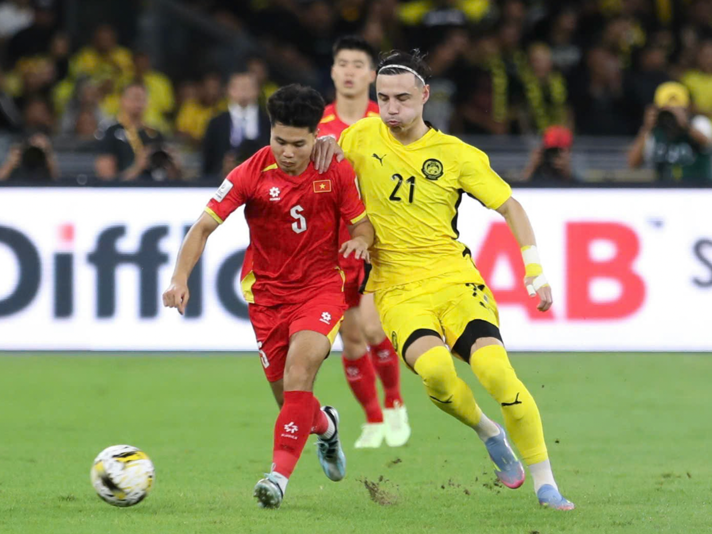 Các cầu thủ Việt Nam bất lợi trong cuộc đua thể lực với đối thủ vượt trội về thể hình, thể lực bên phía Malaysia (ảnh Hữu Phạm)