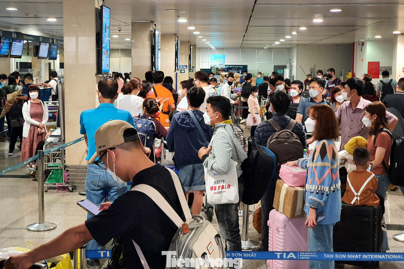 Hàng nghìn người xếp hàng kín mít khu vực check-in để chờ ký gửi hành lý. Hàng nghìn người xếp hàng kín mít khu vực check-in để chờ ký gửi hành lý.