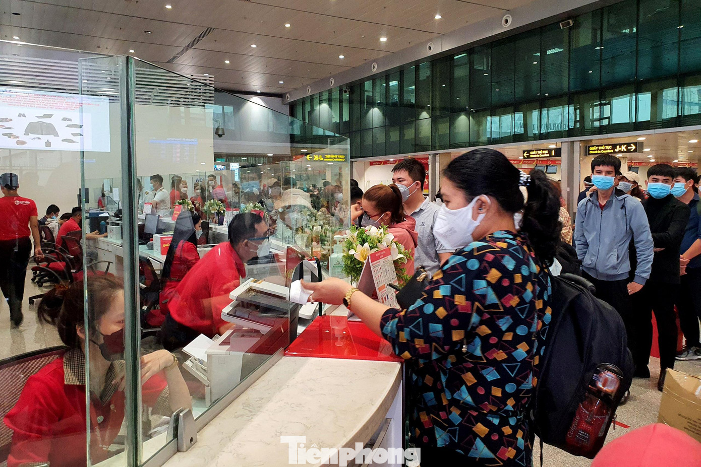 Nhiều người do mang hành lý quá số cân theo quy định nên phải xếp hàng đóng tiền mua thêm vé ký gửi hàng hóa. Nhiều người do mang hành lý quá số cân theo quy định nên phải xếp hàng đóng tiền mua thêm vé ký gửi hàng hóa.