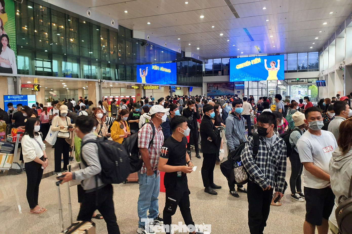 Sáng 29/1 (27 Tết), hàng nghìn người ở TPHCM và các tỉnh phía Nam tiếp tục đến sân bay Tân Sơn Nhất để làm thủ tục lên máy bay về quê ăn Tết. Sáng 29/1 (27 Tết), hàng nghìn người ở TPHCM và các tỉnh phía Nam tiếp tục đến sân bay Tân Sơn Nhất để làm thủ tục lên máy bay về quê ăn Tết.