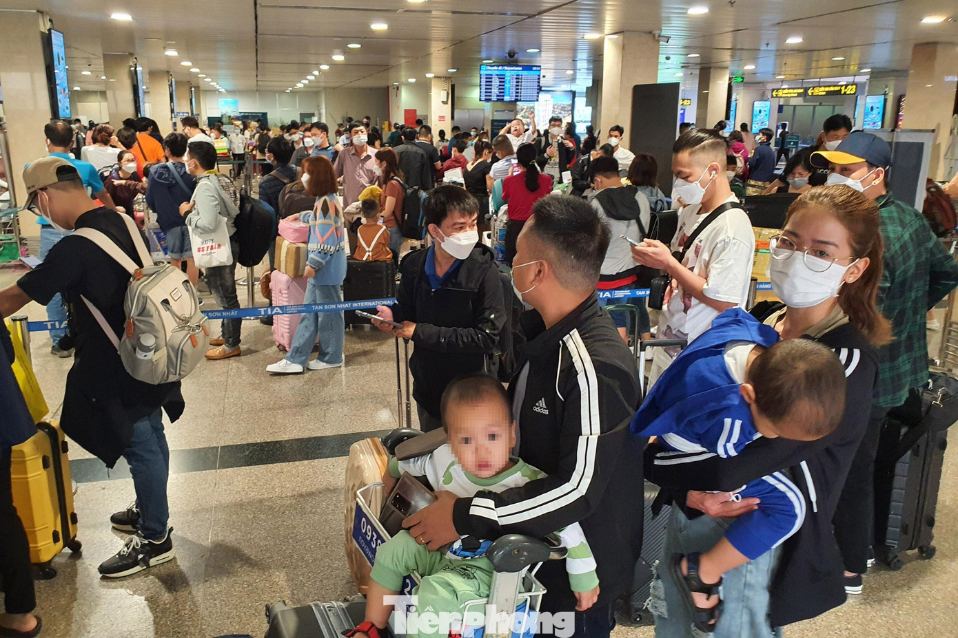 Nhiều gia đình có em bé vẫn phải xếp hàng chờ hơn 30 phút nhưng chưa đến lượt làm thủ tục. Nhiều gia đình có em bé vẫn phải xếp hàng chờ hơn 30 phút nhưng chưa đến lượt làm thủ tục.