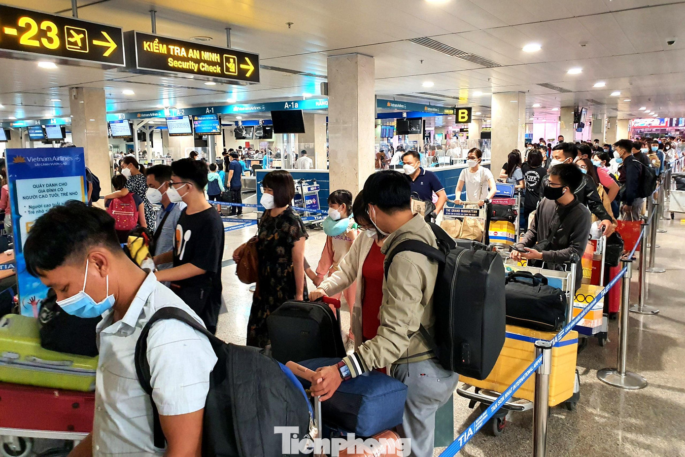 Giai đoạn sau Tết Nguyên đán sân bay Tân Sơn Nhất luôn trong tình trạng đông đúc, vé máy bay từ phía Bắc vào Nam khan hiếm do nhu cầu người dân tăng cao.
