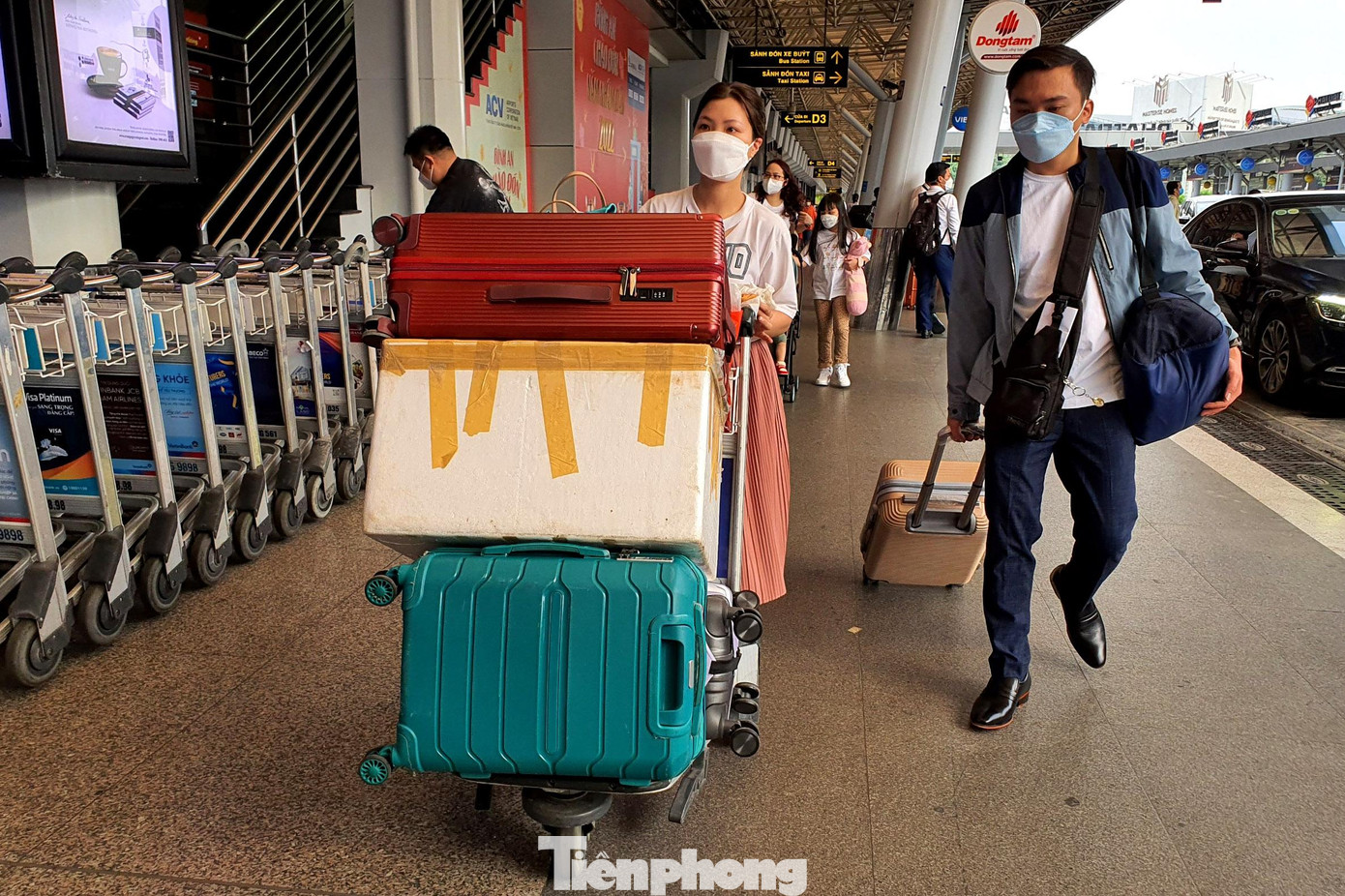 Đa số hành khách đem theo rất nhiều hành lý ký gửi nên phải làm thủ tục ký gửi tại quầy "check-in" khiến thời gian làm thủ tục lâu hơn. Đa số hành khách đem theo rất nhiều hành lý ký gửi nên phải làm thủ tục ký gửi tại quầy "check-in" khiến thời gian làm thủ tục lâu hơn.