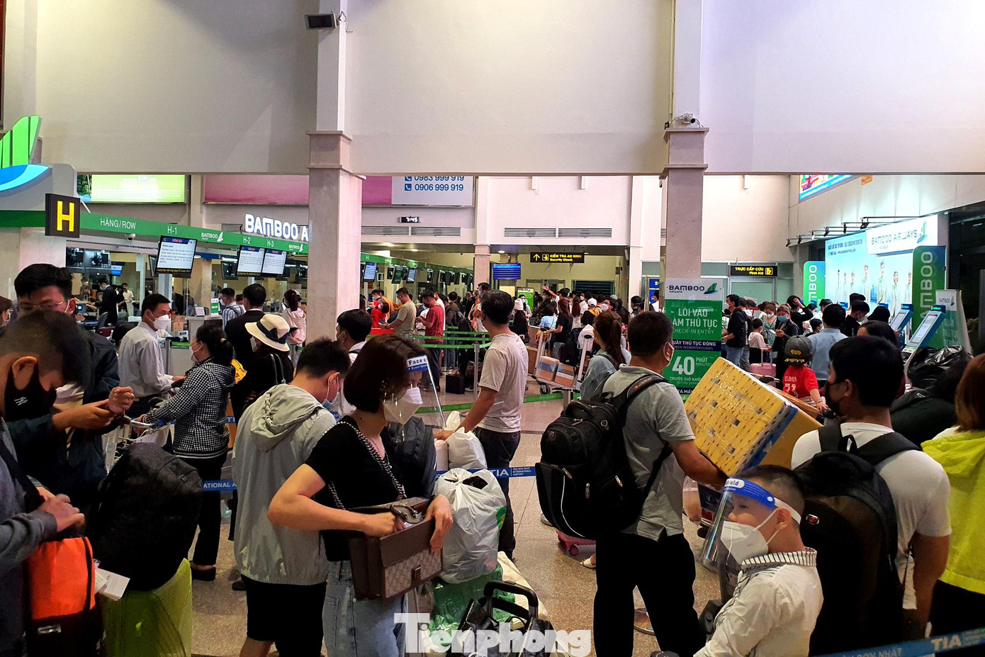 Từ sáng sớm, rất đông hành khách đã xếp hàng dài chờ làm thủ tục "check-in". Các hãng hàng không phải sắp xếp cho hành khách xếp hàng theo hình zic-zắc. Từ sáng sớm, rất đông hành khách đã xếp hàng dài chờ làm thủ tục "check-in". Các hãng hàng không phải sắp xếp cho hành khách xếp hàng theo hình zic-zắc.