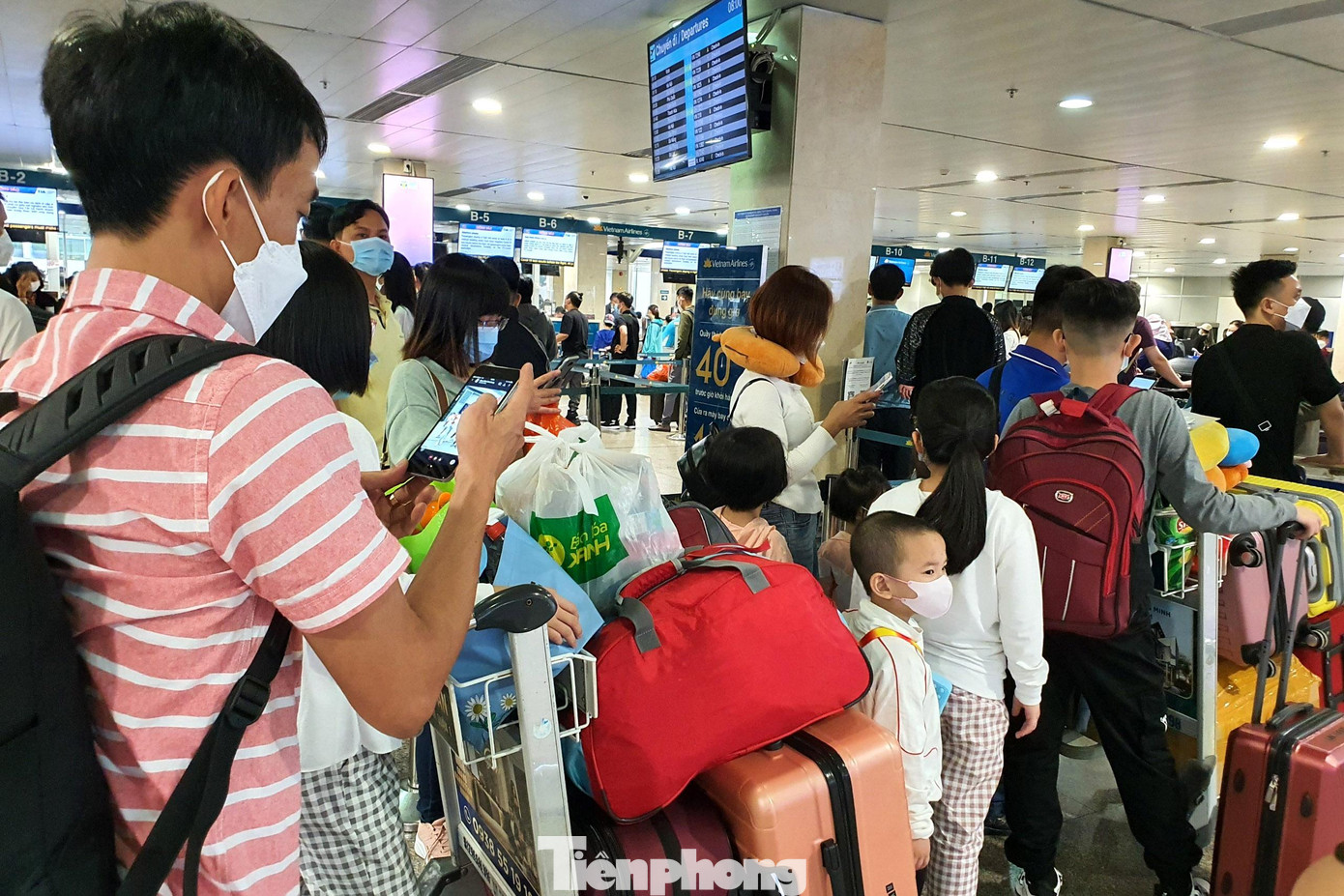 Do số lượng hành khách tăng cao, Cảng hàng không quốc tế Tân Sơn Nhất đã mở tối đa cửa ra vào để hành khách thuận tiện. Do số lượng hành khách tăng cao, Cảng hàng không quốc tế Tân Sơn Nhất đã mở tối đa cửa ra vào để hành khách thuận tiện.