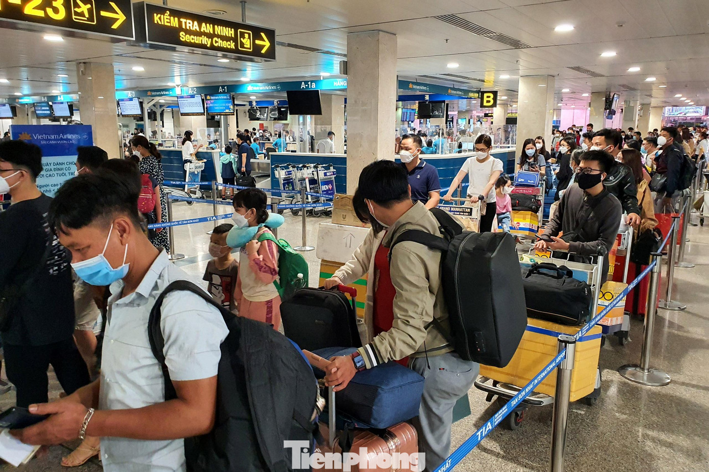 Để giải tỏa hành khách, tránh tình trạng ùn tắc tại sân bay, các hãng hàng không đã mở tối đa quầy check-in để phục vụ hành khách. Để giải tỏa hành khách, tránh tình trạng ùn tắc tại sân bay, các hãng hàng không đã mở tối đa quầy check-in để phục vụ hành khách.