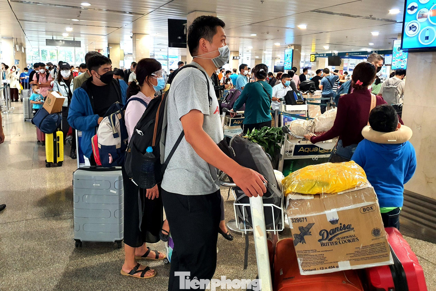 Trong khi đó, khu vực làm thủ tục của hãng Vietnam Airlines cũng đông nghẹt hành khách. Trong khi đó, khu vực làm thủ tục của hãng Vietnam Airlines cũng đông nghẹt hành khách.