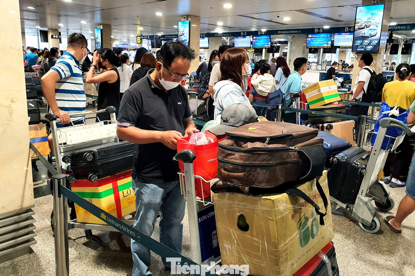 Theo lãnh đạo Cảng hàng không quốc tế Tân Sơn Nhất, dịp cao điểm Tết Nguyên đán số lượng hành khách tăng cao đột biến, để tránh tình trạng trễ chuyến, hành khách cần đến sân bay trước giờ khởi hành 120 phút để làm thủ tục. Hành khách không có hành lý ký gửi có thể tự làm thủ tục "check-in" online trên điện thoại di động hoặc tại các ki-ốt được bố trí trong sảnh sân bay. Theo lãnh đạo Cảng hàng không quốc tế Tân Sơn Nhất, dịp cao điểm Tết Nguyên đán số lượng hành khách tăng cao đột biến, để tránh tình trạng trễ chuyến, hành khách cần đến sân bay trước giờ khởi hành 120 phút để làm thủ tục. Hành khách không có hành lý ký gửi có thể tự làm thủ tục "check-in" online trên điện thoại di động hoặc tại các ki-ốt được bố trí trong sảnh sân bay.