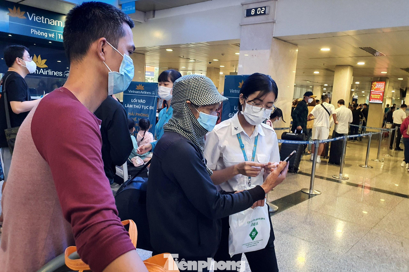 Nhân viên tư vấn cũng được bố trí ở các lối ra vào của hãng để hướng dẫn hành khách đến khu vực làm thủ tục đúng với hành trình của mình. Nhân viên tư vấn cũng được bố trí ở các lối ra vào của hãng để hướng dẫn hành khách đến khu vực làm thủ tục đúng với hành trình của mình.