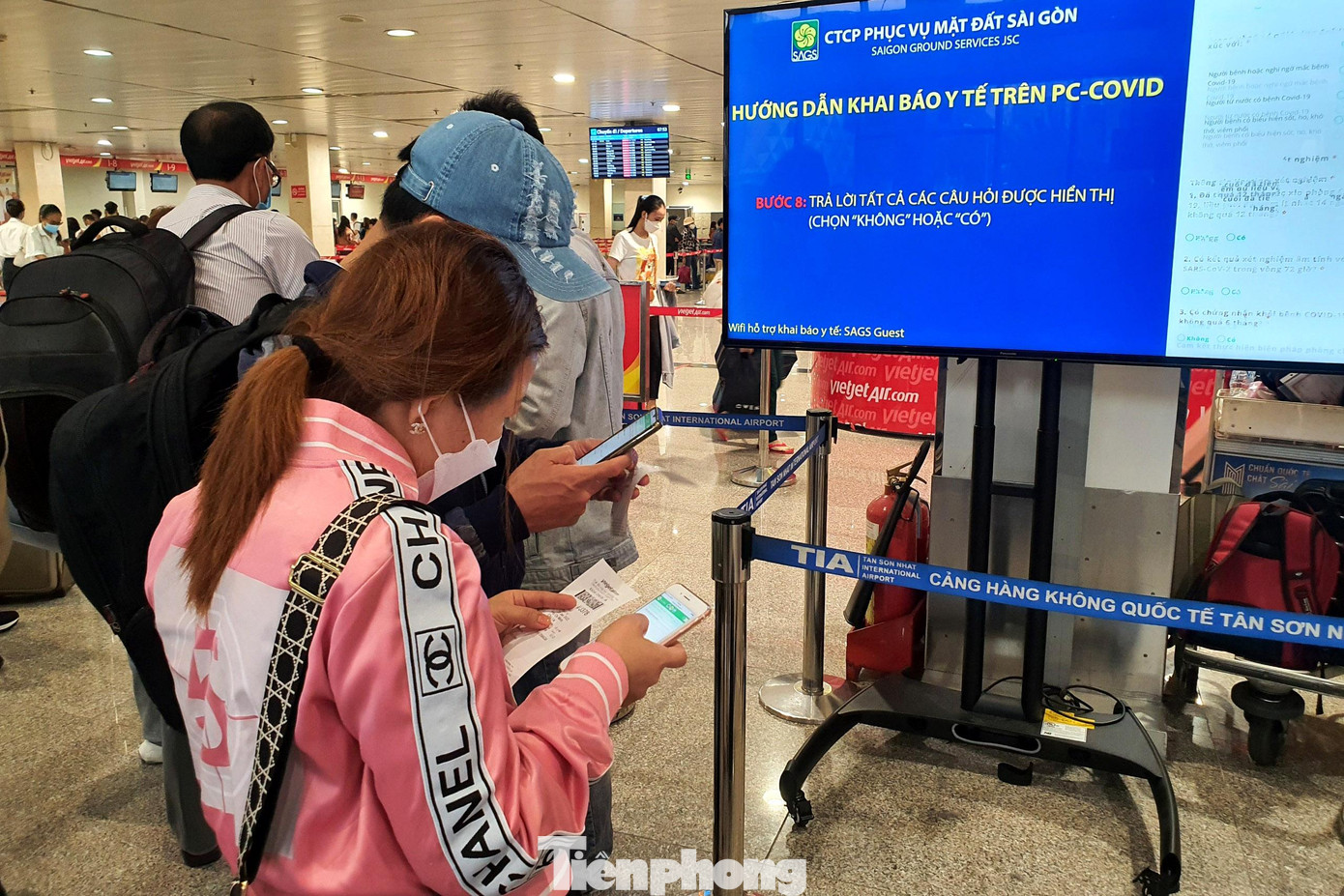 Hành khách được yêu cầu khai báo y tế di chuyển nội địa trước khi lên máy bay để đảm bảo quy tắc phòng chống dịch COVID-19. Hành khách được yêu cầu khai báo y tế di chuyển nội địa trước khi lên máy bay để đảm bảo quy tắc phòng chống dịch COVID-19.