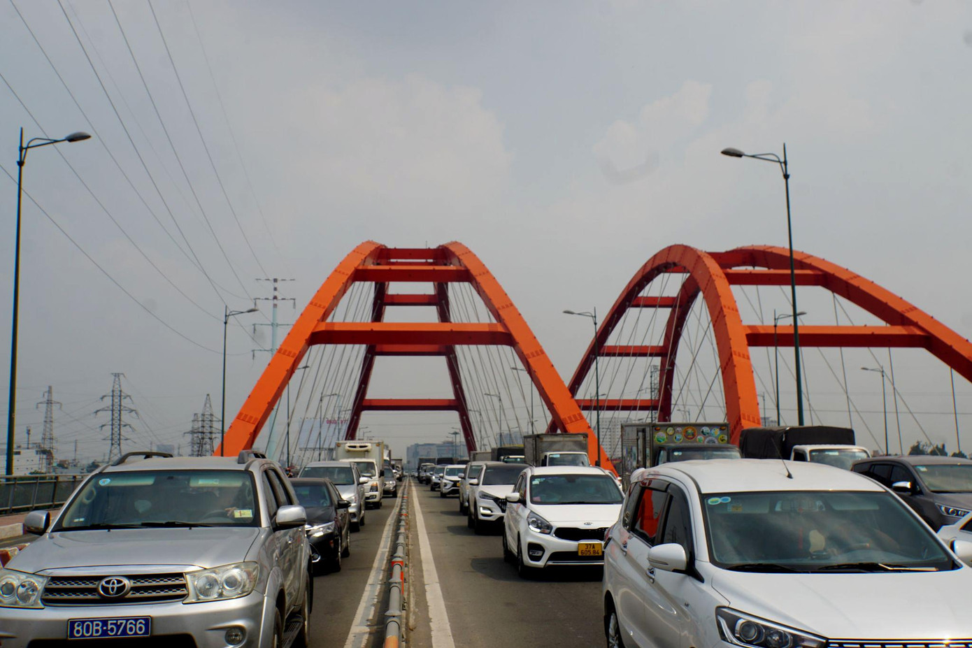 Trong khi đó, đường Phạm Văn Đồng hướng từ TP Thủ Đức đi sân bay Tân Sơn Nhất cũng đông nghẹt phương tiện.