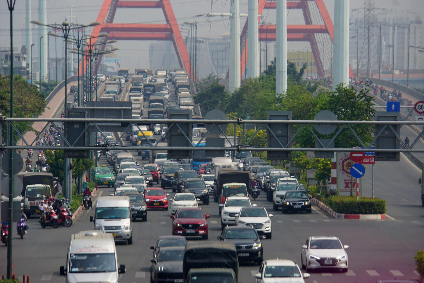 Nguyên nhân ùn tắc là do lưu lượng phương tiện chở người vào sân bay Tân Sơn Nhất và bến xe Miền Đông tăng cao đột biến, trong khi đèn tín hiệu giao thông dừng đèn đỏ khá lâu.