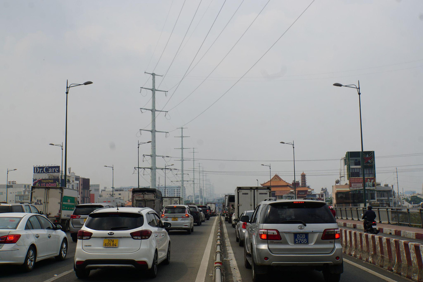 Dòng ô tô chật kín các làn đường, kéo dài hơn 1km nối đuôi nhau nhích từng chút một.