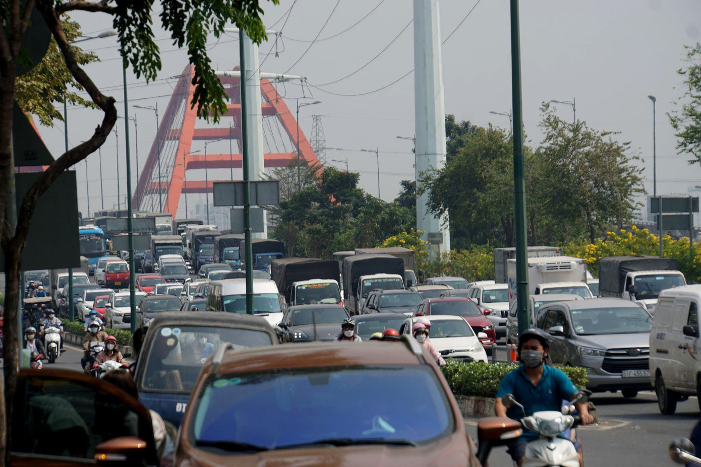 Trưa 26/1 (24 tháng Chạp), các tuyến đường đến bến xe Miền Đông (quận Bình Thạnh) và sân bay Tân Sơn Nhất (quận Tân Bình, TPHCM) xảy ra ùn tắc giao thông do lượng phương tiện tăng đột biến.