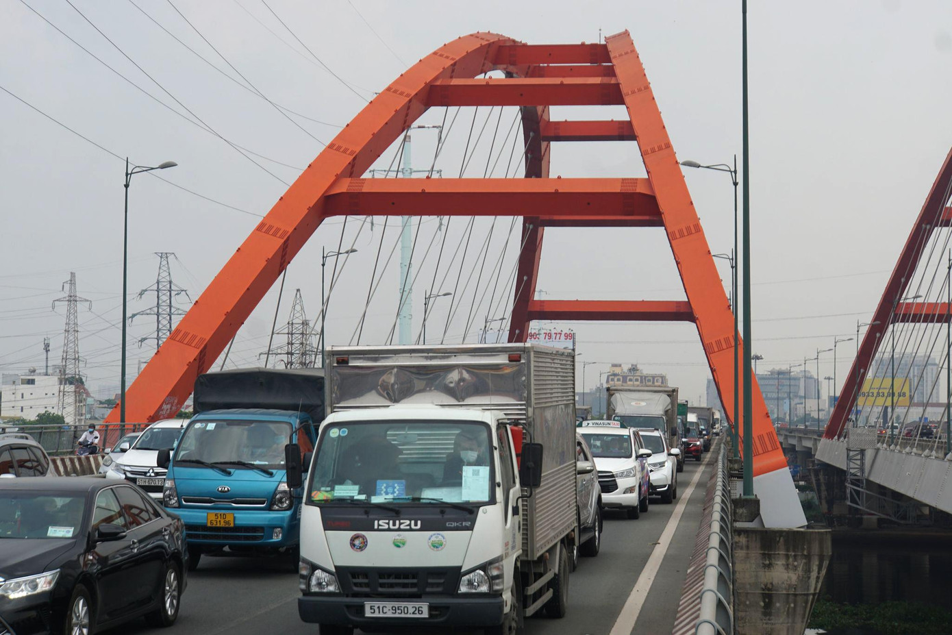Dự báo trong những ngày tới, lưu lượng phương tiện ra vào sân bay Tân Sơn Nhất và bến xe Miền Đông tiếp tục tăng cao khiến các tuyến đường cửa ngõ xảy ra ùn tắc giao thông. Lãnh đạo Cảng hàng không quốc tế Tân Sơn Nhất cũng khuyến cáo hành khách nên đến sân bay trước giờ khởi hành 120 phút để làm thủ tục nhằm tránh tình trạng ùn tắc giao thông dẫn đến trễ chuyến bay.