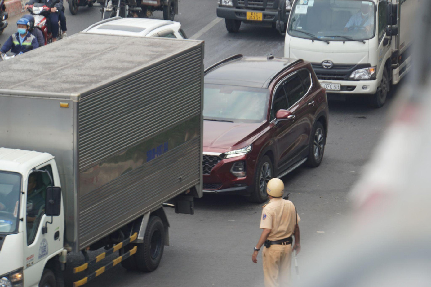 Lực lượng Cảnh sát giao thông vất vả phân luồng, điều tiết phương tiện để giải tỏa ùn tắc.