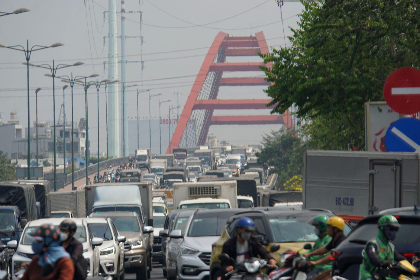 Đặc biệt là đoạn vừa đổ dốc cầu Bình Lợi, ngã tư Nguyễn Xí, các phương tiện ùn ứ kéo dài, nhiều người điều khiển xe máy phải luồn lách trước đầu ô tô để thoát kẹt.