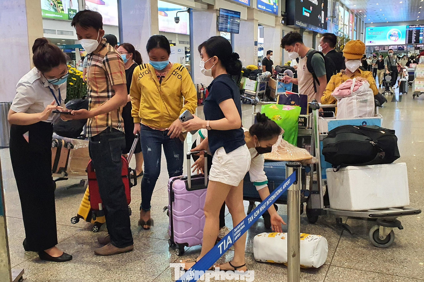 Tuy nhiên, không còn cảnh ùn ứ nghiêm trọng xảy ra tại khu vực làm thủ tục và khu vực kiểm tra an ninh. Hành khách khi đến sân bay lập tức được nhân viên các hãng hàng không hướng dẫn đến từng khu vực làm thủ tục.