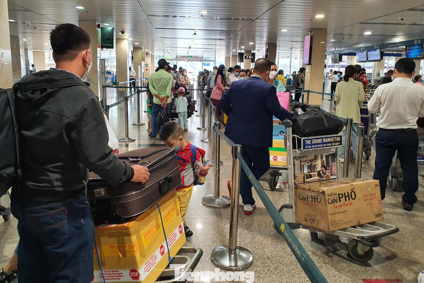 Theo lãnh đạo sân bay Tân Sơn Nhất, dịp Tết Nguyên đán Nhâm Dần 2022 số lượng hành khách tăng đột biến so với ngày thường. Do đó hành khách nên đến sân bay làm thủ tục trước 120 phút so với giờ khởi hành.