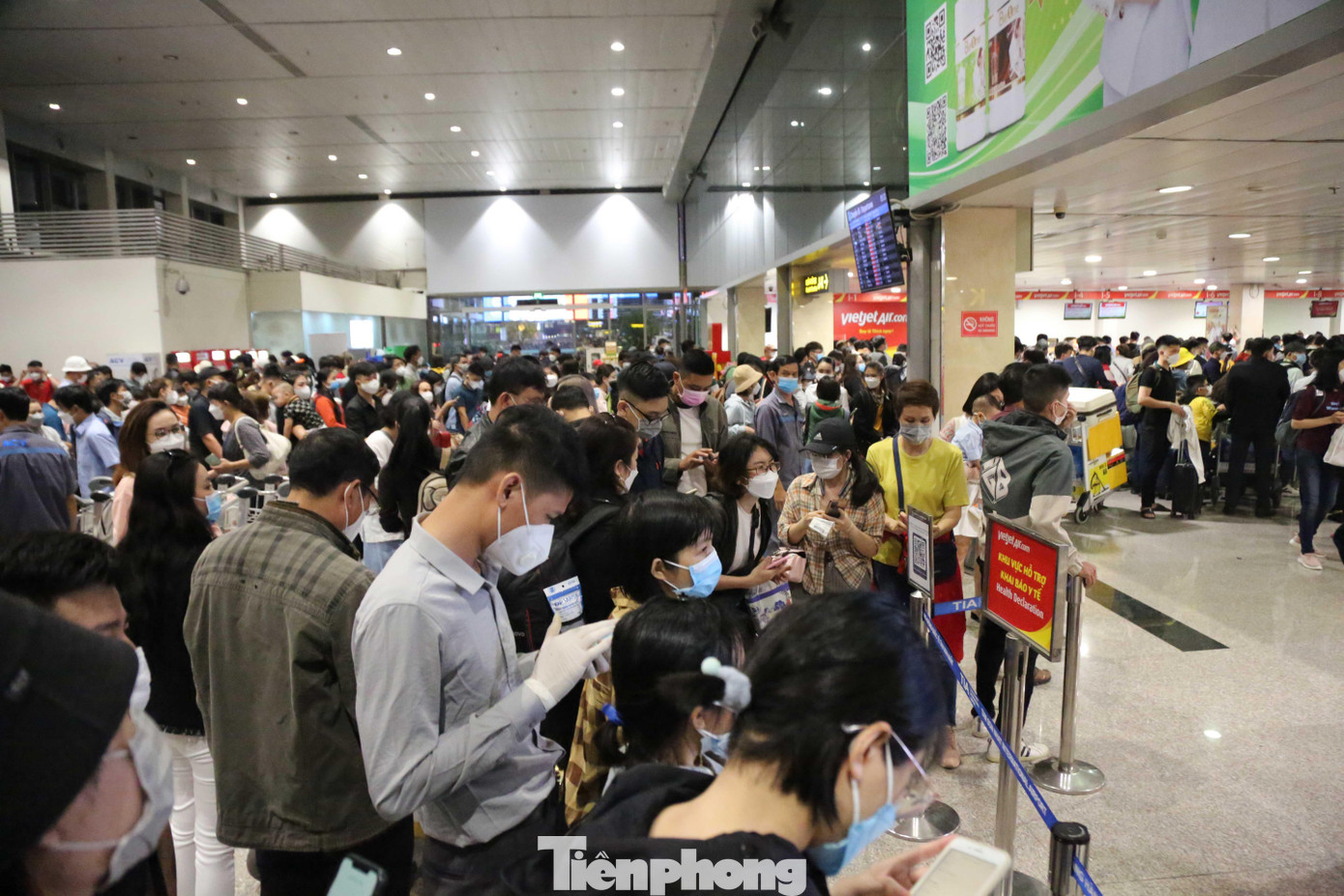 Cảng cũng mở tối đa các cửa ra vào, cửa soi chiếu an ninh để giải tỏa tình trạng ùn tắc trong những khung giờ cao điểm.