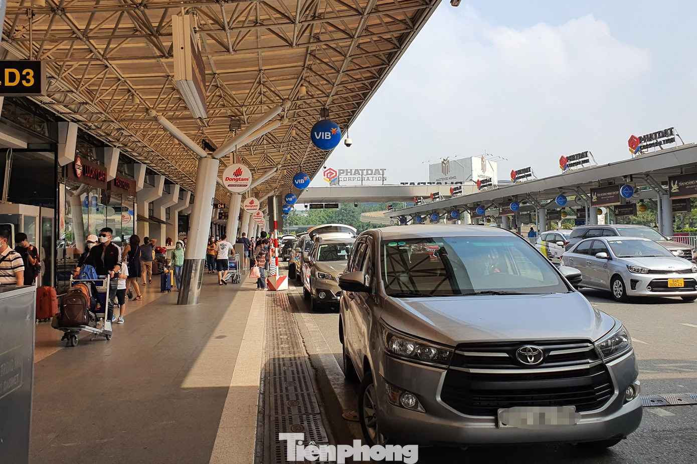 Khu vực dừng xe đón trả khách trước ga quốc nội cũng khá thông thoáng