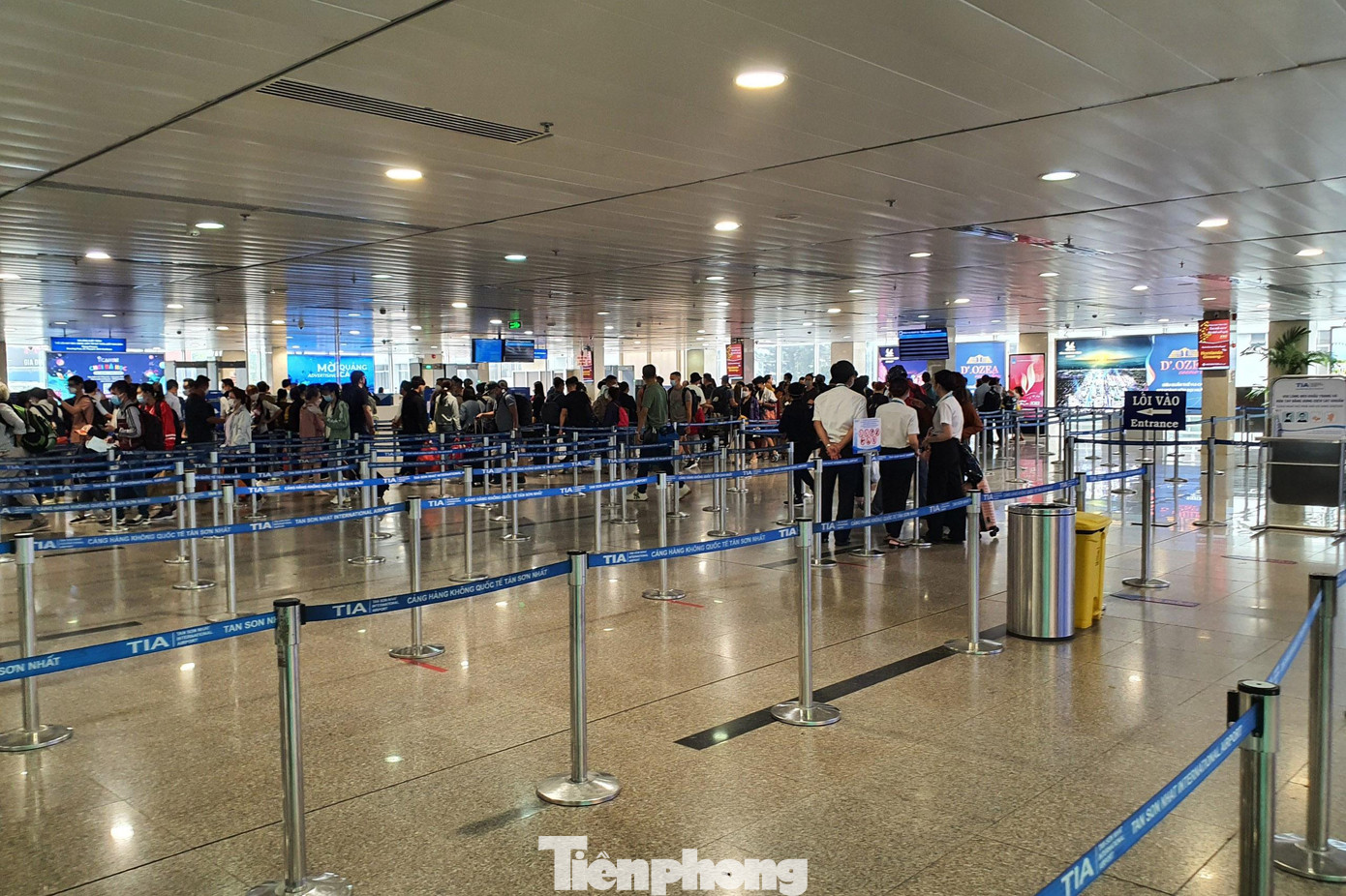 Khu vực soi chiếu an ninh trước khi vào nhà chờ lên máy bay của hãng Vietnam Airline và Bamboo Airways cũng khá thông thoáng.