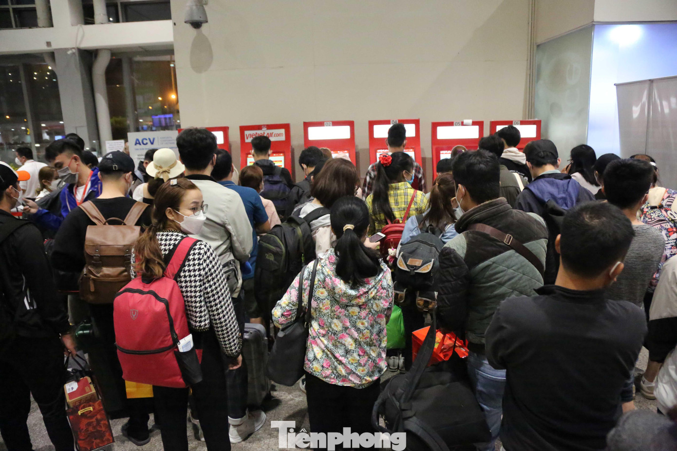 Những hành khách không có hành lý ký gửi có thể tự làm thủ tục &quot;check-in&quot; và in thẻ lên tàu bay tại các ki-ốt tự động được bố trí trong sảnh sân bay.