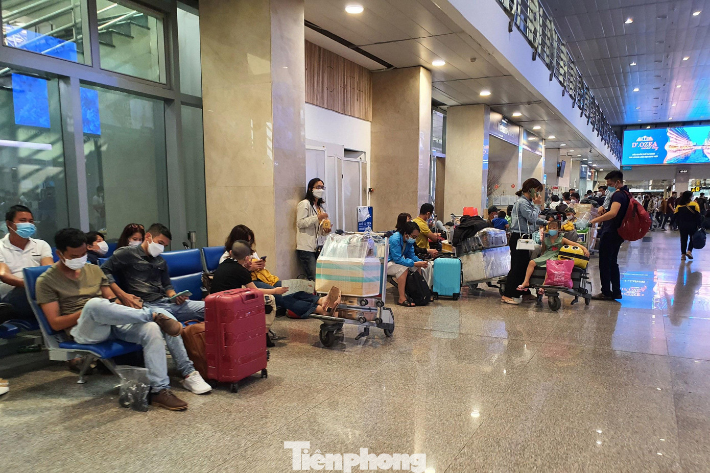 Một số hành khách đến sân bay sớm tranh thủ nghỉ ngơi trước khi làm thủ tục &quot;check-in&quot;.