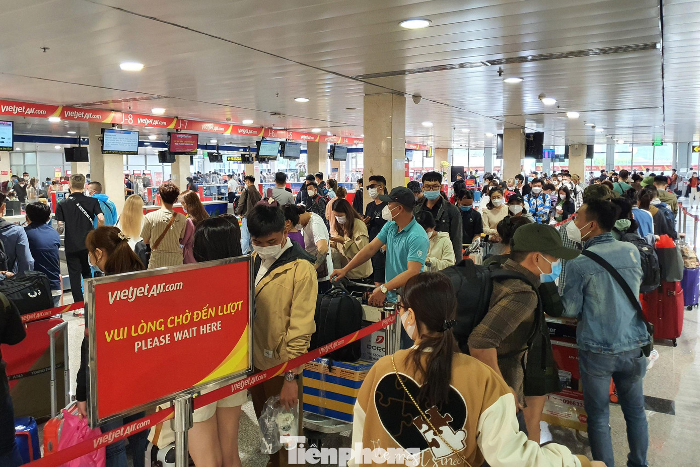 Ghi nhận của phóng viên, trưa 28/1, sân bay Tân Sơn Nhất tiếp tục đón số lượng lớn hành khách về quê ăn Tết.